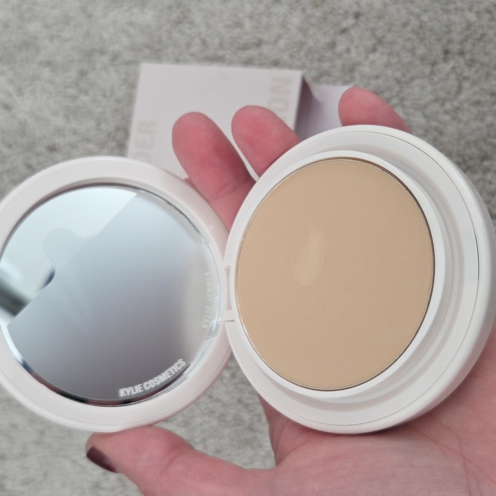 Kylie Cosmetics Natural Blur Powder Foundation - 3N - Picture 4 of 9